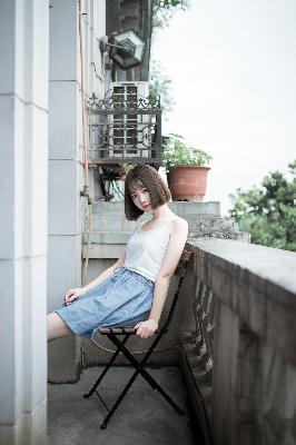 校园禁忌的爱恋？18岁少妇的<strong>诱惑</strong>与<strong>挣扎</strong>！